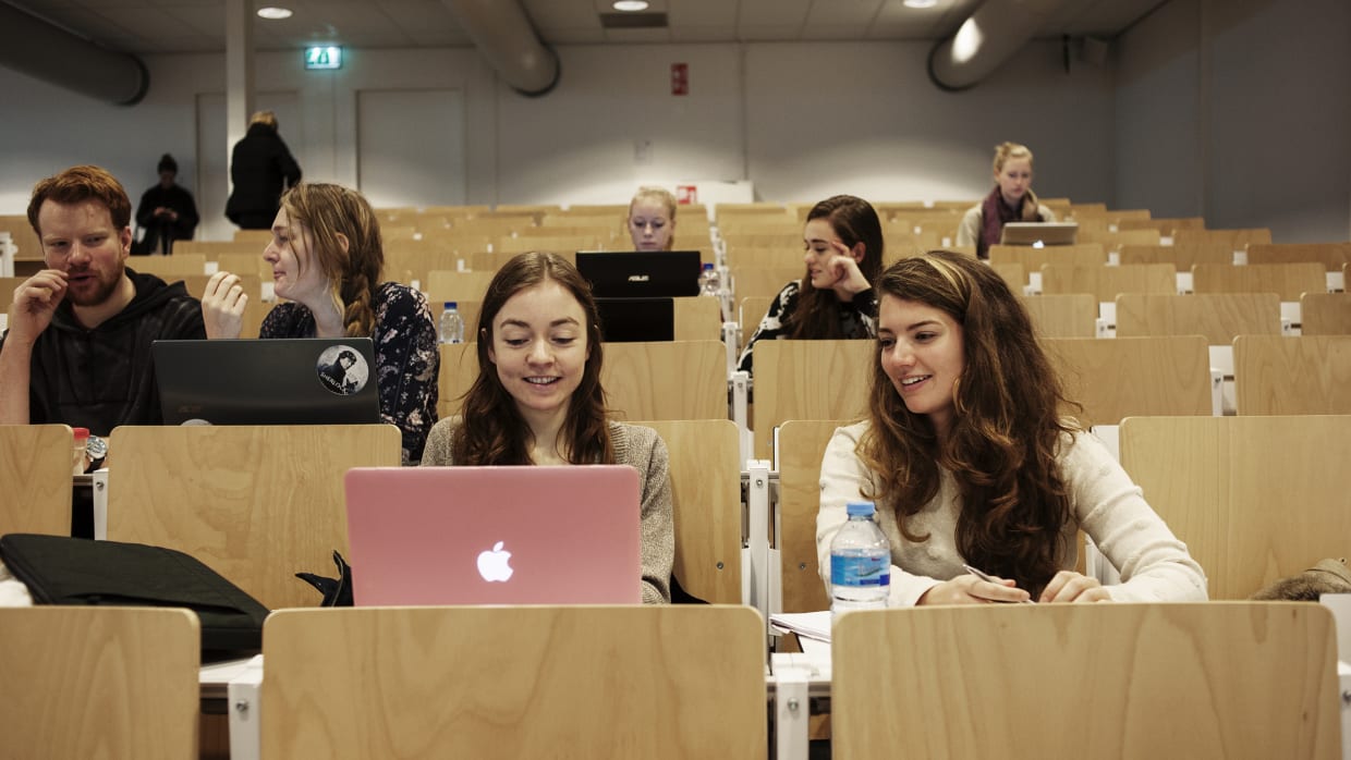 Waarom vrouwelijke studenten het nog steeds moeilijk hebben op de b&egrave;tafaculteit
